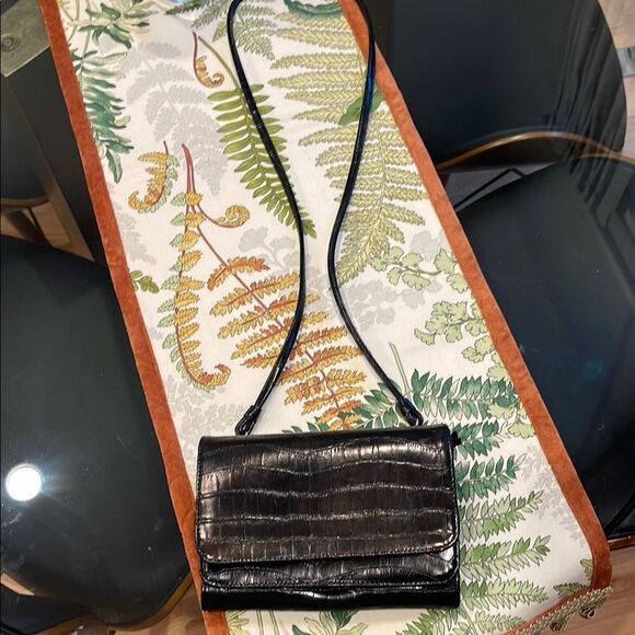Sleek Black Crossbody Bag with Textured Leather - Picture 1 of 8